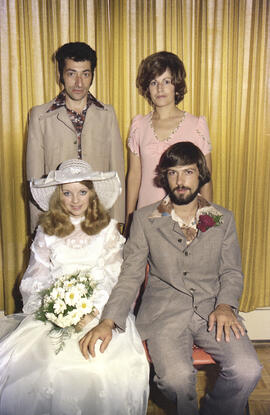 Ginette Dumont et Bernard Germain avec deux personnes à leur mariage à Lebel-sur-Quévillon