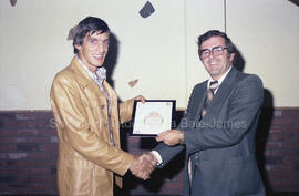 Deux personnes se serrant la main pour le début de la construction du chalet de ski à Lebel-sur-Q...