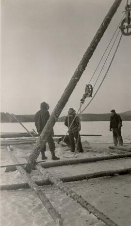 Chibougamau. 1951. Installation pour sortir le tracteur du lac.
