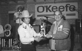 Deux hommes avec un trophée du Festival Western de Lebel-sur-Quévillon
