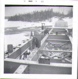 P203,S1,D1,P6 - Des hommes travaillant à la construction d’un pont de la ligne du chemin de fer F...