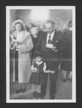 Stanley Malouf et sa fille lors de l’inauguration de l’église United Church de Chibougamau en 1956.