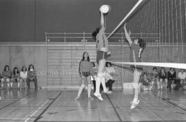 Partie de volley-ball aux finales des Jeux de Québec à Chapais