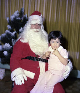 Enfant de Raymond Pronovost avec le Père-Noël à Lebel-sur-Quévillon