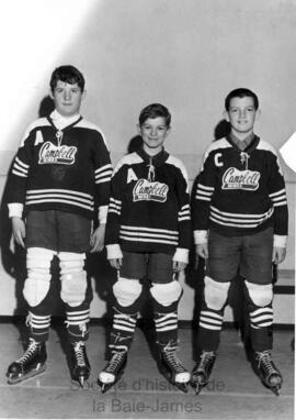 Membres de l'équipe de hockey du frère Clément Larose, commanditée par la mine Campbell.