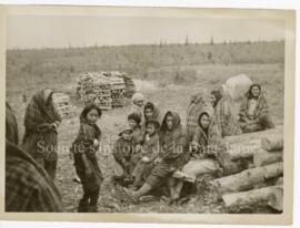Groupe de femmes et d’enfants Cris.