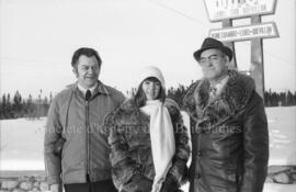 Marie-Josée Longchamps accompagnée de deux hommes, à Lebel-sur-Quévillon