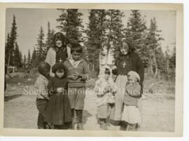 Deux religieuses en compagnie d’enfants cris.