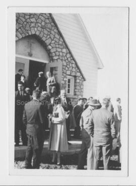 Stanley Malouf (au centre) lors de l’inauguration de l’église United Church de Chibougamau en 1956.