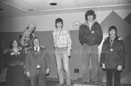 Trois jeunes hommes sur un podium aux finales des Jeux de Québec à Chapais