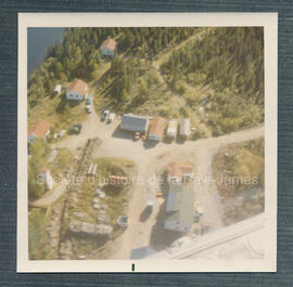 Vue aérienne du village Jaculet «Jaculet Lodge» prise par Chick Bidgood. La famille Bidgood habit...
