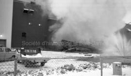 Extérieur de l’usine Domtar où l’on aperçoit un vidange digester