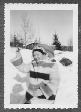 Mme Campbell sur la route de la mine Obalski au début des années 1950.