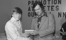 Un des athlètes recevant un prix à la soirée SPAQ de Lebel-sur-Quévillon