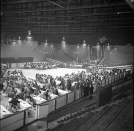 Salle remplie de gens pour le départ de M. et Mme Poirier de Lebel-sur-Quévillon