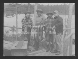 Joe Chibougamau, Willie Shecapio-Blacksmith, Bally Husky et un pêcheur américain au Rainbow Lodge.