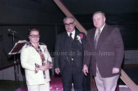 M. Poirier et Mme Poirier et une autre personne à l’occasion de leur départ de Lebel-sur-Quévillon