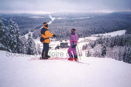 Skieurs au sommet, d'une piste du Mont-Chalco
