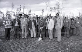 Groupe de personnes au début de la construction du chalet de ski à Lebel-sur-Quévillon.