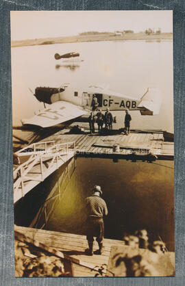Ernest Oswald Douglas Campbell (à l’avant plan) devant un avion junker W33F sur la rivière Ashuap...