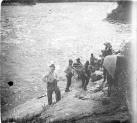 Peter McKkenzie (à l'avant) et son équipe lors d'un portage