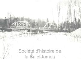 Pont en hiver dans le parc de Chibougamau.