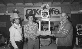 Trois hommes avec un trophée du Festival Western de Lebel-sur-Quévillon