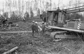 Des travailleurs de la compagnie des Produits forestiers Saucier à Lebel-sur-Quévillon