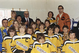 Groupe de personnes pour les Championnats provinciaux de Hockey mineur à Lebel-sur-Quévillon