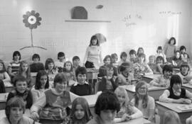 Marie-Josée Longchamps accompagnée d’un groupe d’élèves, à Lebel-sur-Quévillon