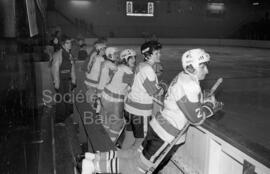 Joueuses de hockey sur le banc des joueurs à Lebel-sur-Quévillon