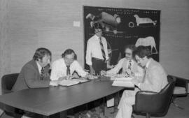 Des travailleurs de la compagnie des Produits forestiers Saucier à Lebel-sur-Quévillon