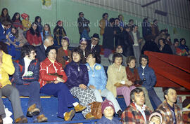 Groupe de personnes pour les Championnats provinciaux de Hockey mineur à Lebel-sur-Quévillon