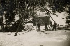 Octobre 1951. Installation de la foreuse au bord du lac.