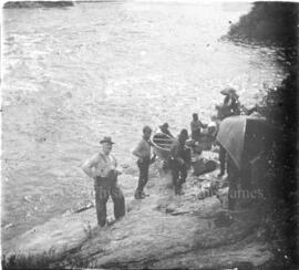 Peter McKenzie (à l'avant) et son équipe lors d'un portage