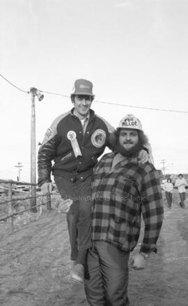 Deux personnes lors d’un festival de bûcheron à Lebel-sur-Quévillon