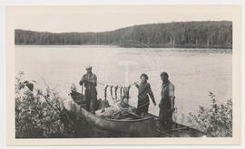 Thérèse Bernier et les membres d'une expédition d'arpentage de J.B. Gaudreau à la pêche