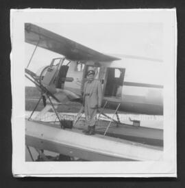 Scotty Stevenson devant un avion sur la rivière Ashuapmushuan à St-Félicien.