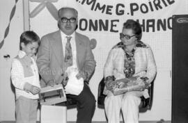 M. et Mme Poirier recevant un présent à l’occasion de leur départ de Lebel-sur-Quévillon