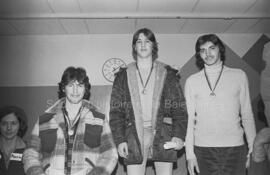 Trois personnes avec des médailles aux finales des Jeux de Québec à Chapais