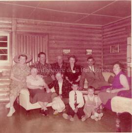 La famille Jourdain en visite chez Roméo Coulombe et Yvonne Lafond à la pourvoirie Chibouchibi