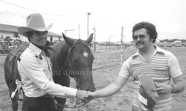 Deux hommes et un cheval lors du Festival Western de Lebel-sur-Quévillon