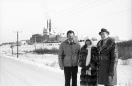 Marie-Josée Longchamps accompagnée de deux hommes, à Lebel-sur-Quévillon