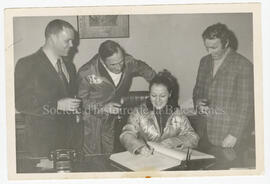 Annette Veilleux, Mlle Rallye 1971, signe le livre d’or de la ville, en compagnie du maire Godefr...