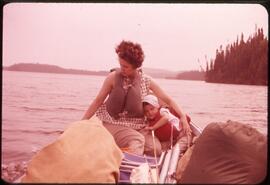 Lac Bourbeau. Rose porte une Mae West. Équipement pour camper sur une île du lac Bourbeau. Domini...