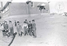 Jeunes devant une école.