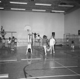 Groupe d’élèves dans le gymnase de l’école J.A. Tremblay