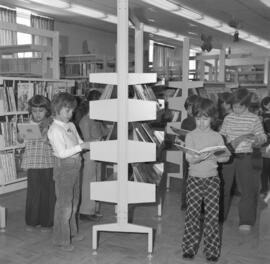 Groupe d’enfants à la bibliothèque de l’école Boréale à Lebel-sur-Quévillon