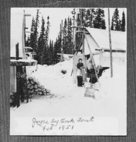 Joyce Oakley devant la tente-cuisine de la mine Chibougamau Explorers en 1950.