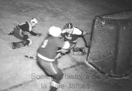 Membres de l'équipe de hockey du frère Clément Larose, commanditée par la mine Campbell